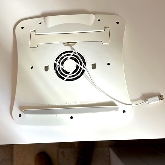 BELKIN COOLING LAPTOP STAND WITH USB CORD IN WHITE - Picture 4 of 8
